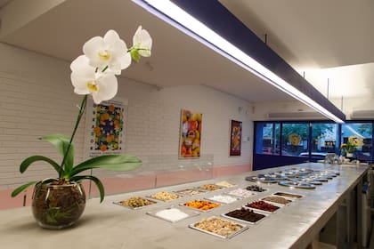 En el local está todo a la vista. Los toppings juegan con las texturas: agregan crocantes, geles y distintas definiciones al helado.