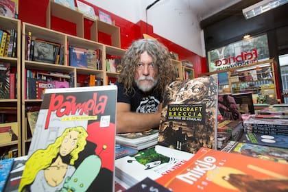 En el local Fábrica de historietas que fundó juntó con tres editores locales y por donde desfilan los fanáticos de cómics. 