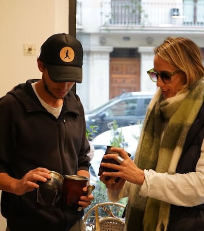 En el local, venden desde mates personalizados hasta diferentes tipos de yerba