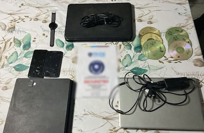 En el lugar, además de la detención del imputado por el delito de grooming, personal especializado efectuó un procedimiento de “triage” forense, que permitió confirmar la presencia del material denunciado