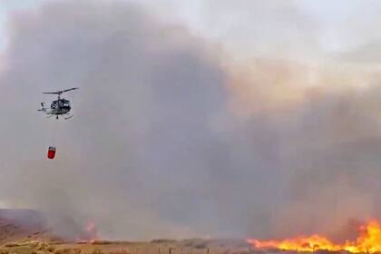 En el lugar, dos helicópteros, uno de la provincia de Neuquén y otro de Nación, intentaron hoy en vano realizar diversas maniobras para acercar el agua del embalse y contener las llamas
