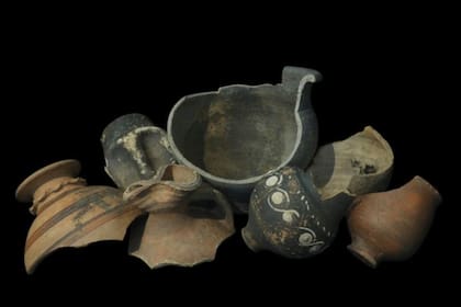 En el lugar fueron hallados además objetos de cerámica y otros artículos funerarios