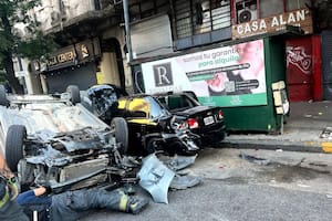 Un auto volcó, una mujer fue hospitalizada y buscan a un conductor que escapó