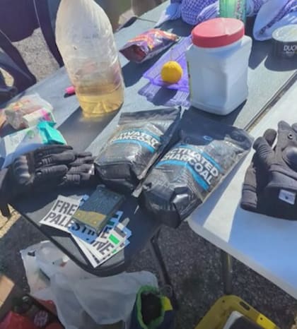 En el lugar, los agentes hallaron componentes para ensamblar los dispositivos de explosión