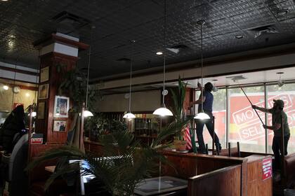 En el lugar se aprovecha para hacer algunas remodelaciones y dejar el espacio listo para lo que esperan serán clientes en las próximas semanas