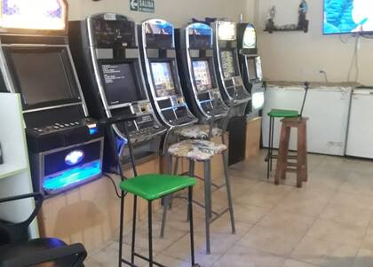 En el lugar se encontraron con seis máquinas tragamonedas