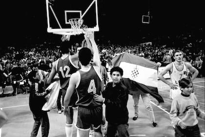 En el Luna Park, Vlade Divac (12) ya vio la bandera croata y busca a Tomás Sakic para quitársela; atrás llega Drazen Petrovic (4); la escena previa al gran escándalo que tuvo una utilización política y terminó con la amistad entre el serbio y el croata Drazen Petrovic