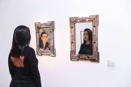En el Malba, frente a la obra de Kahlo