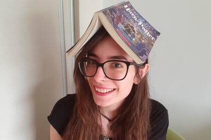 Lyna Vallejos participa de la campaña #DíaDelLibroEnCasa