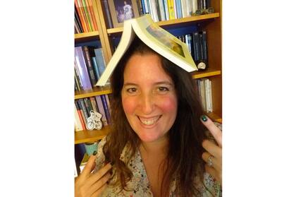 Para #DíaDelLibroEnCasa, Agustina Bazterrica se puso de sombrero un libro de Michel Houellebecq