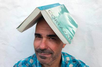 Cuentos de Julio Cortázar como sombrero. Modelo: el escritor Eduardo Sacheri