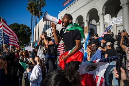 En el marco de las protestas en Los Ángeles, el ICE tuiteó 38 veces durante 11 horas como parte de su estrategia mediática