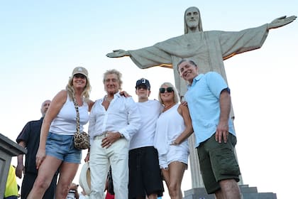 En el marco de su gira por Latinoamérica, Rod Stewart aterrizó en Río de Janeiro. Como si fuera un turista más, aunque con guardaespaldas, el legendario músico subió al Cristo Redentor y retrató el gran momento. Estuvo acompañado por su esposa, Penny Lancaster, y sus hijos, Alastair Wallace Stewart y Aiden Patrick Stewart