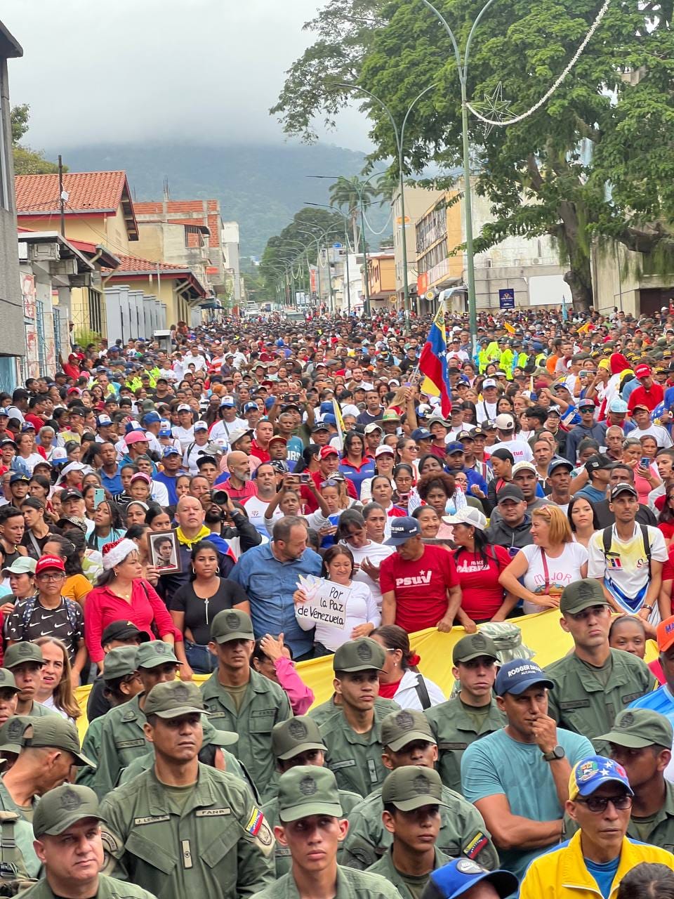 En el marco de una convocatoria marcada por la movilización de las personas que apoyan al gobierno de Maduro, el mandatario señaló que el país atraviesa una "coyuntura decisiva"