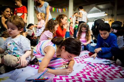 En el marco del Filbita, el sábado 8 de noviembre se repetirán a cada hora seis historias breves sin diálogo, pero con música y sonidos, llena de colores, texturas y formas