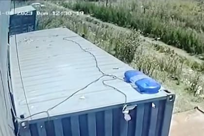 En el margen superior izquierdo de la imagen se ve el auto en el que llevaron el cuerpo de María Laura Cejas hasta el lugar donde fue abandonado su cadáver, en General Rodríguez