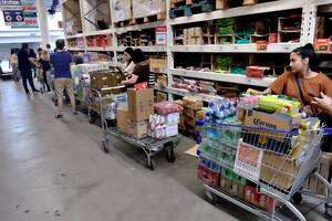 Los supermercados se llenaron de consumidores que trataron de abastecerse