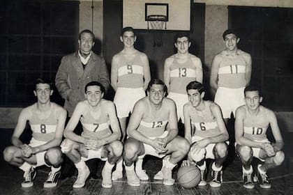 En el medio, abajo, con el número 12, en el equipo de básquet del San Román, el colegio de Jorge D´Alessandro.