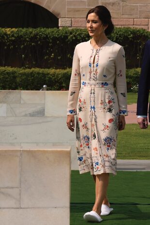 En el memorial de Mahatma Gandhi, en Nueva Delhi, en lugar de descalzarse, Mary y Federico usaron pantuflas blancas.