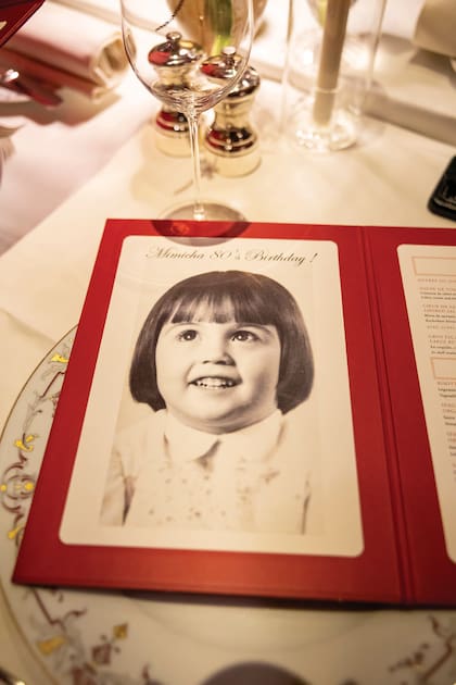 En el menú, con gran variedad de entradas (como sopa de tomate y corazón de salmón ahumado) y de platos principales (desde risotto de verduras, spaghettis con langosta o salmón escocés), Cora adjuntó una foto de Mimicha cuando era chiquita