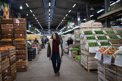 En el Mercado Central se mueve como pez en el agua, aunque no deja de sorprenderse con los detalles. 