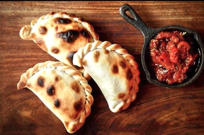 En El Mercado de Faena, la masa de la empanada se elabora con harina 000 y grasa bovina.