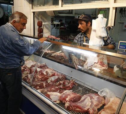En el mismo mercado, lo cortes se exhiben en heladeras vidriadas
