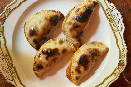 En el Mercado Faena en Pascua el lujo es probar las empanadas de vigilia, que luego no se repiten en todo el año