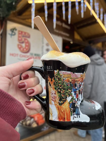 En el mercado se venden bebidas tradicionales de Alemania; esta taza muestra una imagen de Christkind (Facebook/Christkindlmarket Chicago)