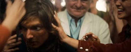 En el minuto 126 aparece uno de los sobrevivientes de la tragedia de los Andes, Roberto Canessa, como homenaje a aquellos héroes verdaderos