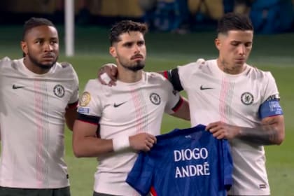 En el minuto de silencio, Pedro Neto y Enzo Fernández sostuvieron una camiseta con los nombres de Diogo y André (Foto: Captura)