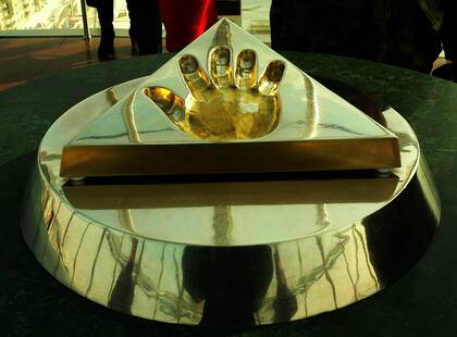 En el mirador del piso 97 se exhibe la impresión, en una placa oro, de una mano que, por supuesto, es la de Nazarbáyev.