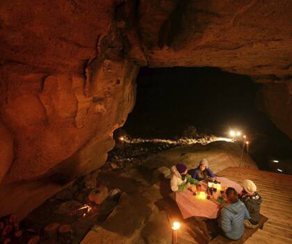 En el mirador Punta Walichu, una de las cuevas fue acondicionada para cenar o almorzar