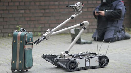 En el mismo brazo, el robot tiene pinzas y una cámara para operar a distancia