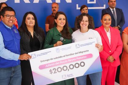 En el mismo evento se entregaron apoyos económicos a las familias de migrantes (Facebook/Tere Jiménez)