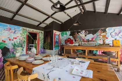 En el mismo patio techado hay otros dos coloridos murales de Noelia Fernández.