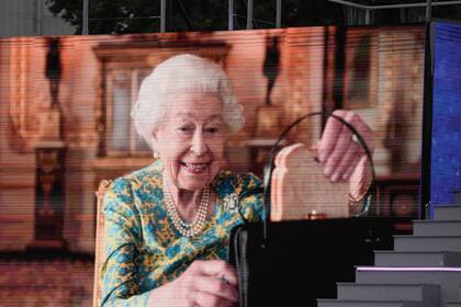 En el mismo scketch, Su Majestad reveló qué guardaba siempre en su cartera Launer: un sándwich de mermelada “para más tarde”.