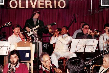 En el mítico escenario de Oliverio Mate Bar, con Fats Fernández y Javier Malosetti, junto a la big band de Pocho Lapouble