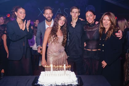 En el momento de soplar las velitas, la abuela Marcela Carballo se sumó al posado familiar