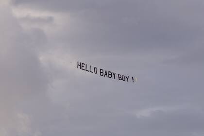 En el momento en que se reveló el sexo del bebé, una avioneta desplegó en el cielo un cartel que decía “Hello baby boy!”.