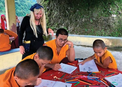 En el monasterio Pema Ts’Al de Pokhara (Nepal), junto a sus alumnos de Arte.