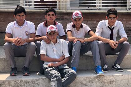 En el monte Nilo salía a hondear o iba a la represa a pensar. Ahora tiene celular, Whatsapp y juega a la Play