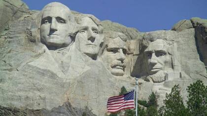 En el monte Rushmore de Dakota del Sur hay un monumento esculpido en granito en homenaje a los presidentes de Estados Unidos George Washington, Thomas Jefferson, Theodore Roosevelt y Abraham Lincoln (de izquierda a derecha).