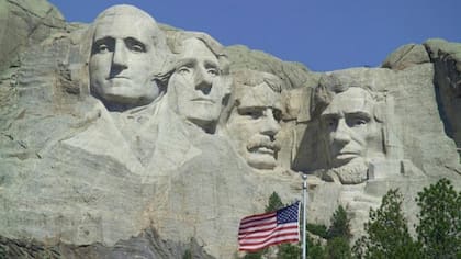 En el monte Rushmore de Dakota del Sur hay un monumento esculpido en granito en homenaje a los presidentes de Estados Unidos George Washington, Thomas Jefferson, Theodore Roosevelt y Abraham Lincoln (de izquierda a derecha).