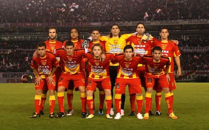 En el Monumental, el más alto de la hilera superior, como integrante de Boca Unidos; en el club correntino Donatti registró 66 partidos y 5 goles y compartió el día por día con Frank Kudelka, un DT importante para su trayectoria.