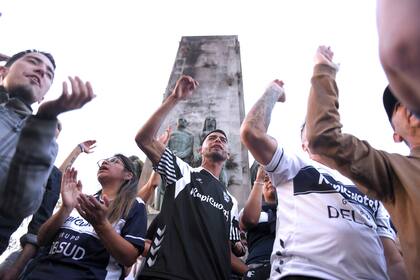 En el monumento del Paseo del Bosque se reunieron los hinchas de Gimnasia durante la tarde; el reclamo fue en aumento con el paso de las horas.