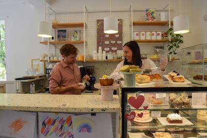 En el mostrador, budines, scones y tortas clásicas como rogel, Red Velvet, torta Bariloche, cheesecake de frutos rojos y carrot cake