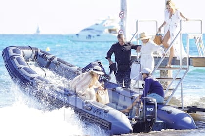 En el muelle de Club 55, el balneario más top de Saint-Tropez, Máxima se subió a un bote que la llevó junto a sus amigas –lookeadas con túnicas, sombreros y turbantes– a un yacht.