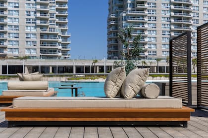 En el muelle de Remeros Beach, la colección Runco, y su lanzamiento con nuevas telas buclé greige, a tono con las tendencias de Milán.