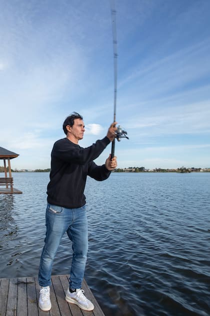 En el muelle de su casa, Sebastián
se toma un tiempo para pescar, una
actividad que suele compartir con su
hijo Valentino. “A él le encanta, así
que lo disfrutamos juntos”.